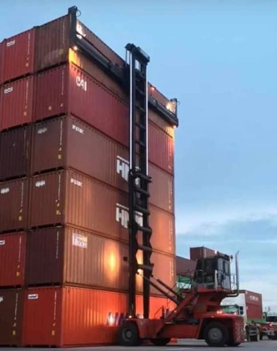 Manutention de conteneurs par reach-stacker
